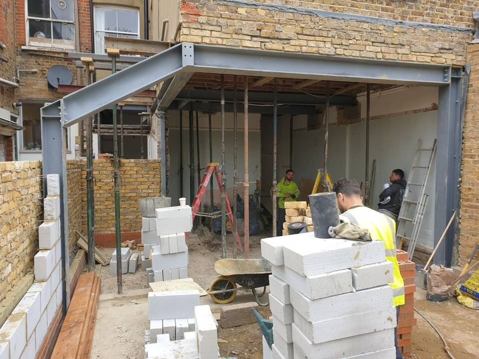 Goalpost frame for a rear extension