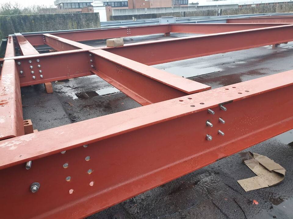 Primed roof steels with bolted connections